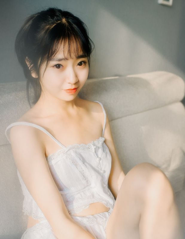 白嫩长发少女私房薄纱内衣唯美朦胧写真