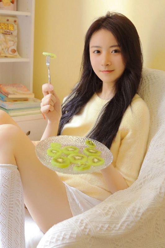 白嫩纯真美少女眼神忧郁私房白丝美腿性感魅惑写真