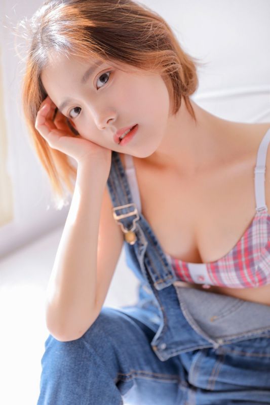 豪乳美女模特脱衣露事业线性感床照妩媚撩人写真