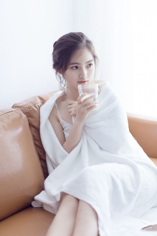 清秀养眼美少女纯白浴袍裸露出白嫩酥胸性感诱惑写真