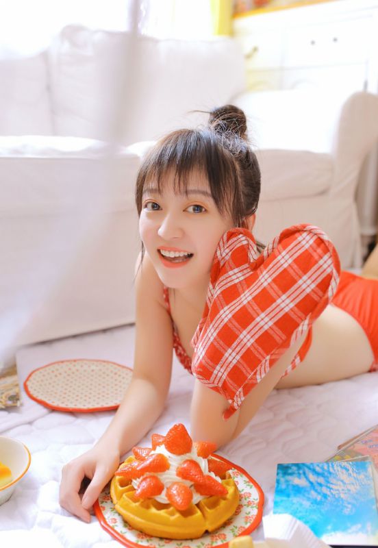 天然萌少女室内比基尼惹火深沟萝莉写真