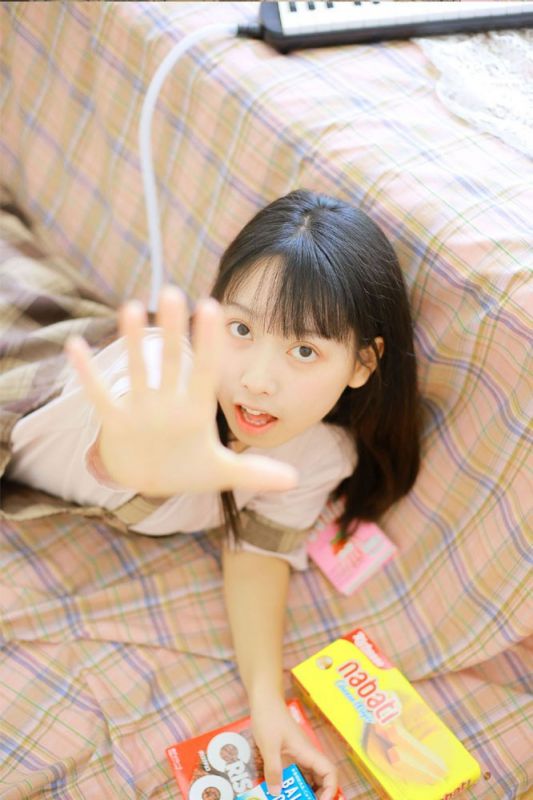 电子钢琴小能手少女活泼青涩大眼灵动清纯生活写真