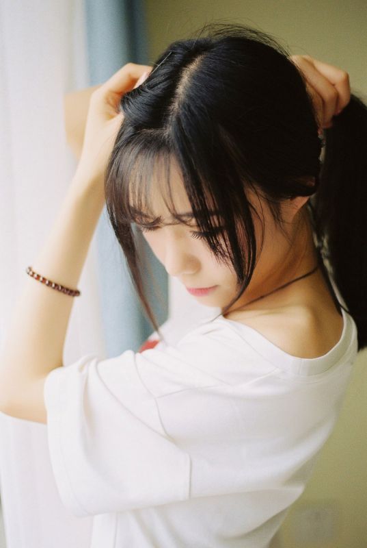 漂亮的素颜姐姐长发妖娆居家内衣白嫩美乳人体艺术写真