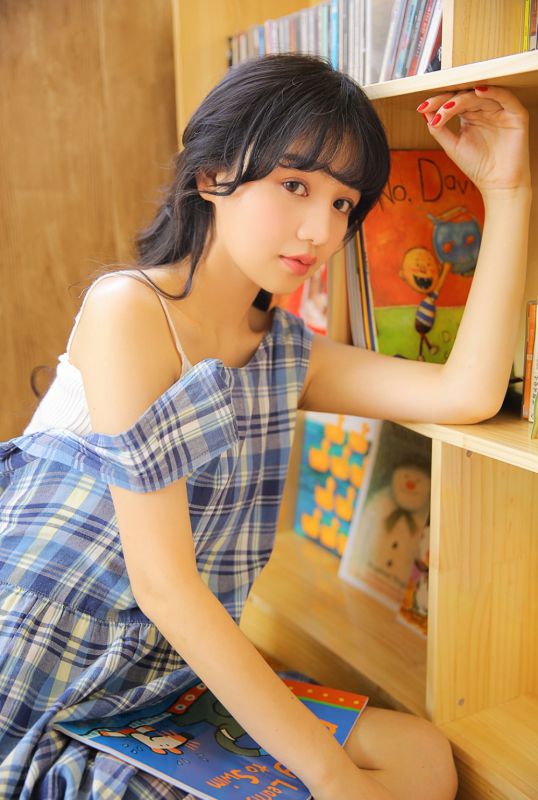 粉嫩美颜少女小清新室内忧郁面孔惹人心疼居家清纯照