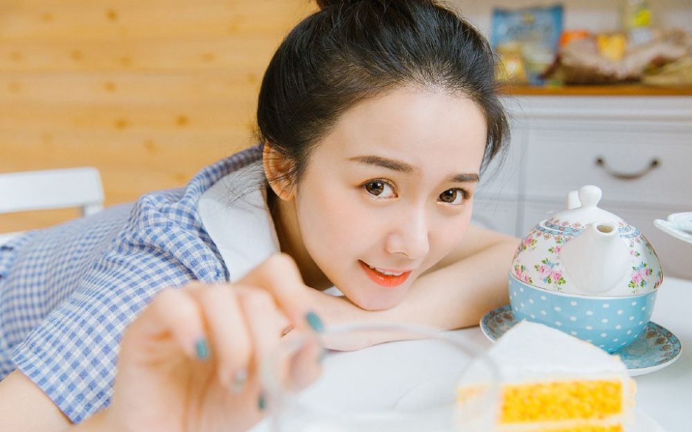 甜美女孩格子裙优雅下午茶萝莉个人写真