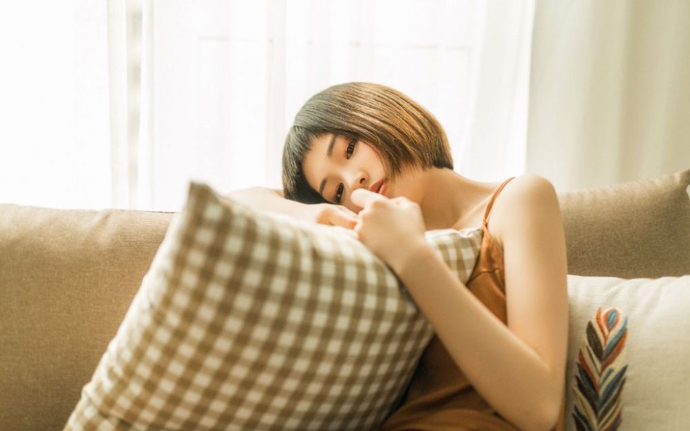 吊带裙短发少女唯美丰韵美腿写真