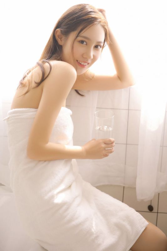 浴巾裹胸美女97学生妹极度隐私浴室湿身诱惑写真