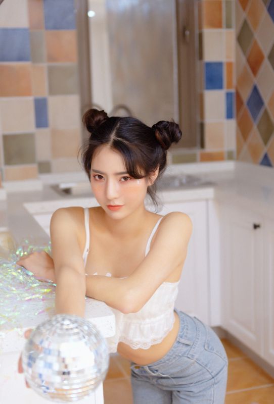 火辣丸子头少女室内牛仔裤内衣写真图片