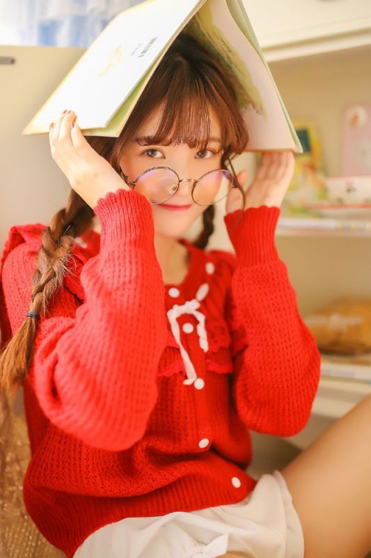 复古文艺小少女红色毛衣性感热裤美腿私房写真