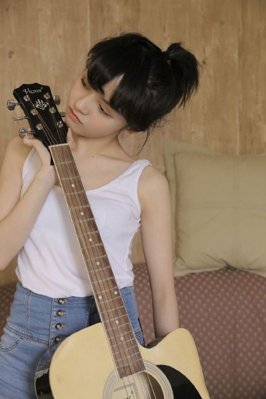 小背心内衣少女古灵精怪俏皮清纯诱惑居家写真