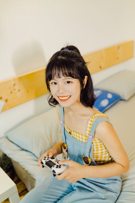 游戏女孩清纯白嫩背带裤床上写真