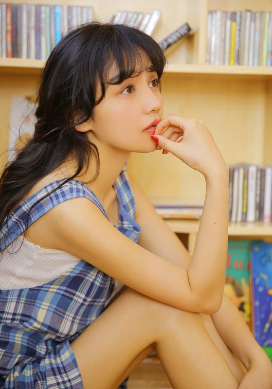 粉嫩美颜少女小清新室内忧郁面孔惹人心疼居家清纯照