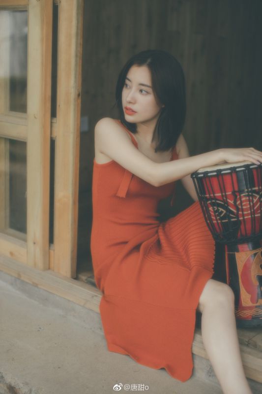极品美女少妇户外长裙真空深沟诱惑性感写真
