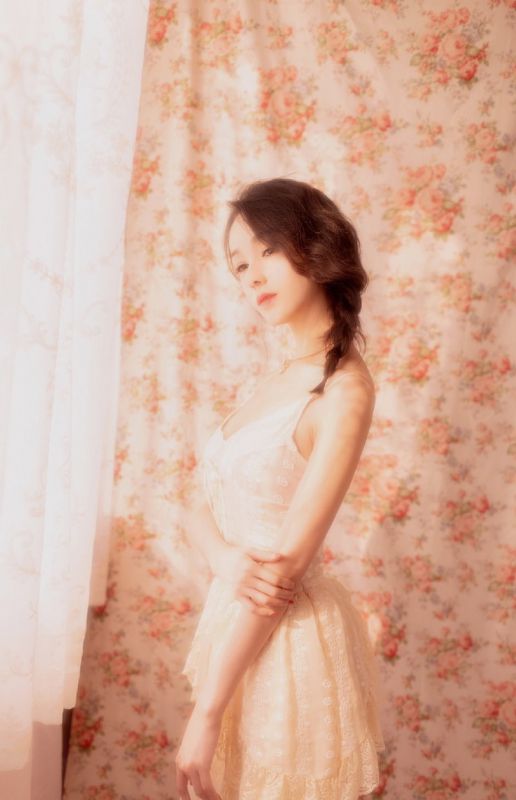 风情长裙优雅美女名媛气质吊带酥胸性感诱惑图片