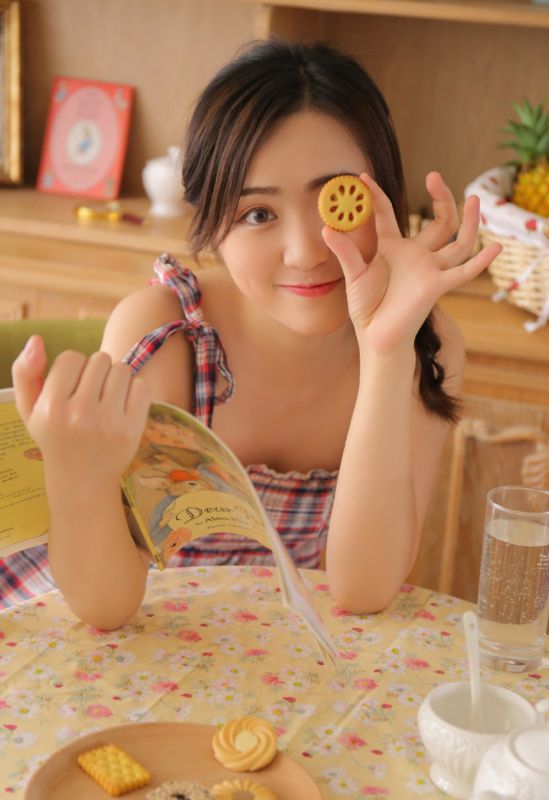 素人少女吊带淑女裙嘟嘴俏皮萌妹可爱萝莉写真