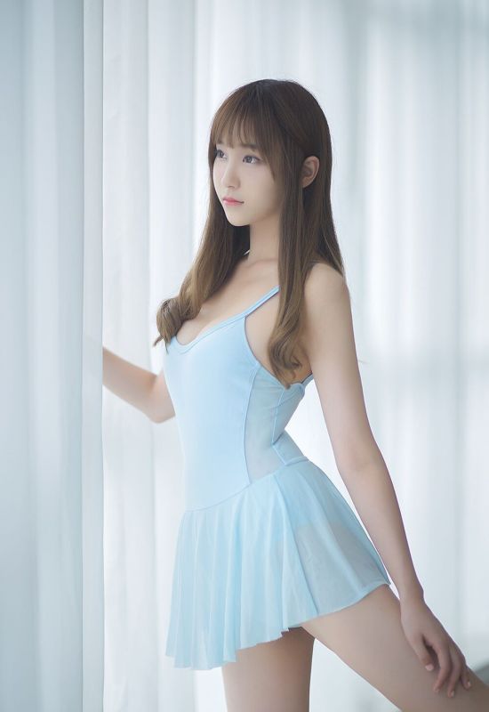 舞蹈美女御姐长腿美足惹火姿态写真
