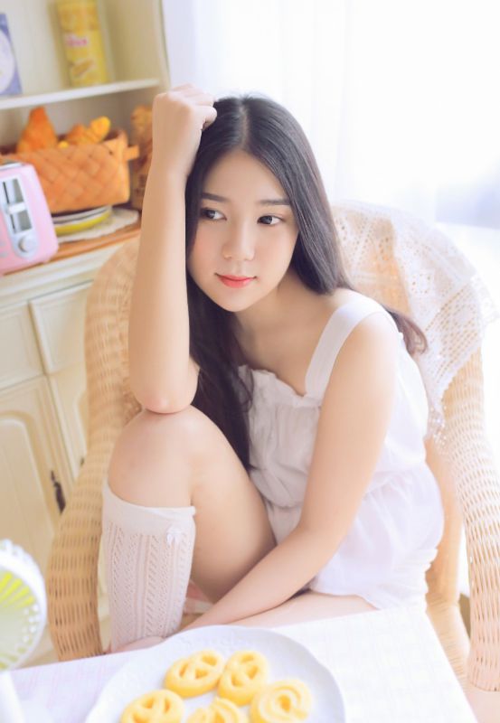 性感吊带美女小露香肩长腿诱惑写真