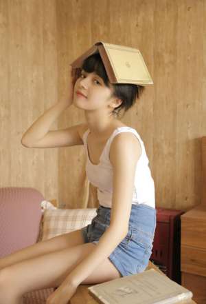 小背心内衣少女古灵精怪俏皮清纯诱惑居家写真