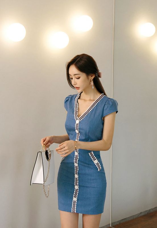 韩国美女模特深V豪乳酒店床上妖娆美腿性感ol装写真