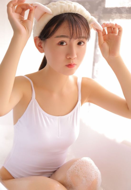 清纯少女室内泡泡澡湿身美腿性感写真