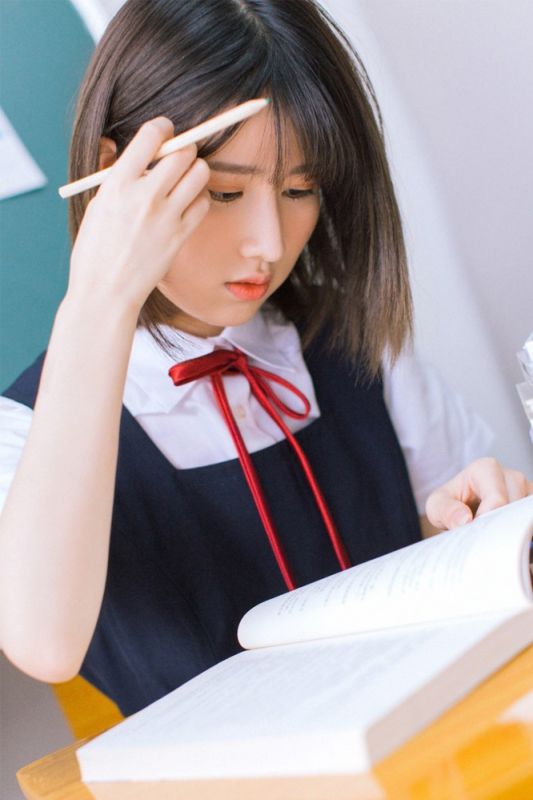 国中学生妹教室蓝色制服甜美俏丽长腿诱惑写真