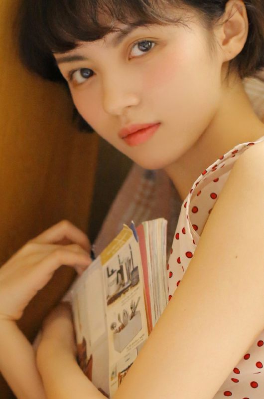 邻家少女闺房酥胸吊带裙唯美清爽写真