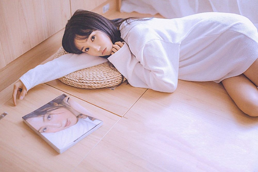 清秀养眼美少女纯白浴袍裸露出白嫩酥胸性感诱惑写真