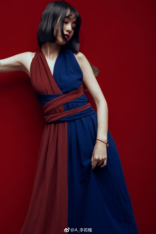 漂亮御姐香肩丰腴抚媚姿势性感冷艳美人图片