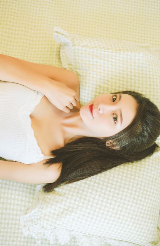 单马尾少女白嫩美腿乳沟摄人心魄写真