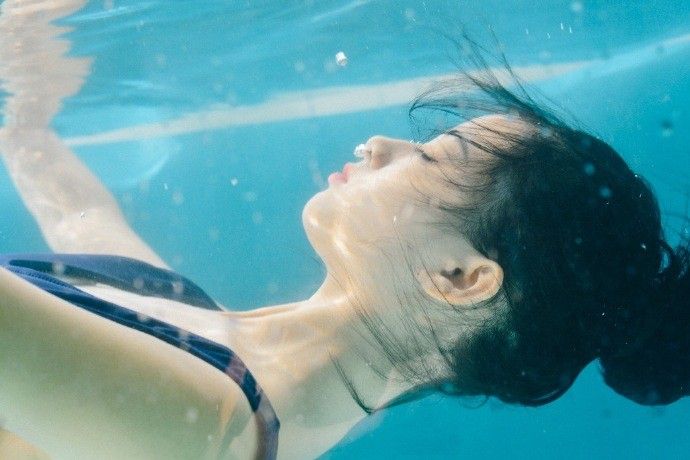 深海女孩湿身连体内衣白丝氧气白嫩写真