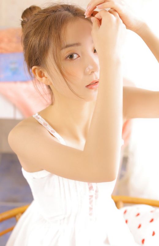 诱人性欲辣妹吊带淑女裙香肩锁骨美乳诱惑美女图片