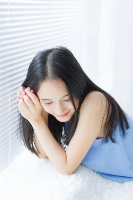 淡妆白皙清纯美女闺房大胆蓝色吊带酥胸性感高清写真