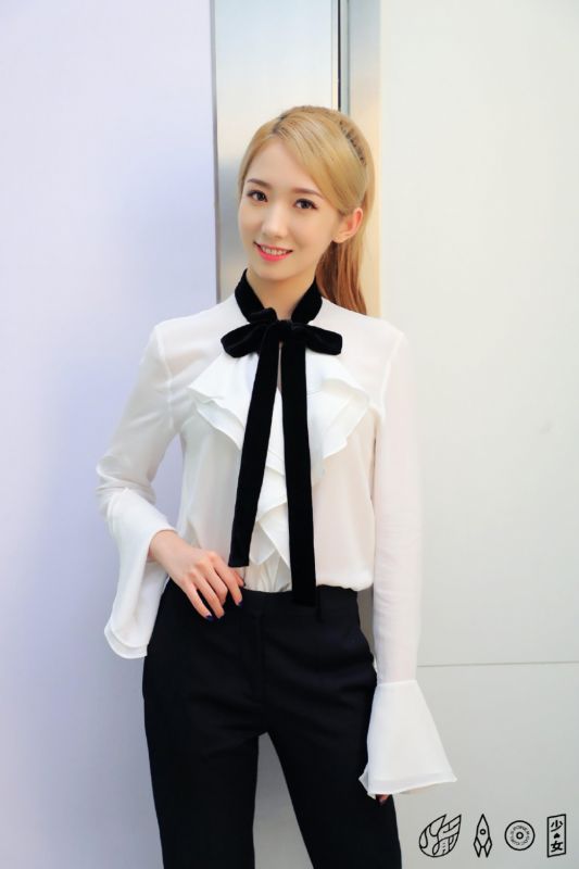 时尚金发美女嫩模OL秘书私房性感艳照图片