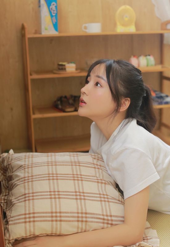 元气美女私房热裤白皙长腿日系氧气写真