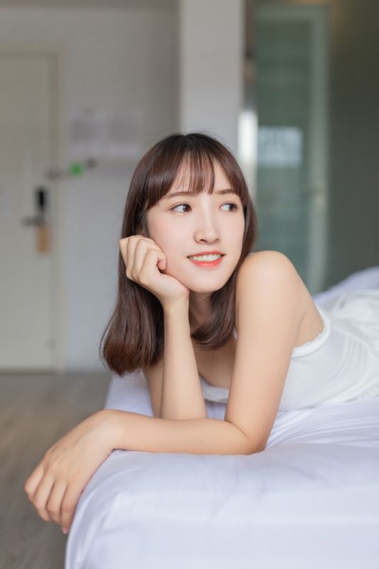 小清新少女床上打扫卫生洁白长裙写真