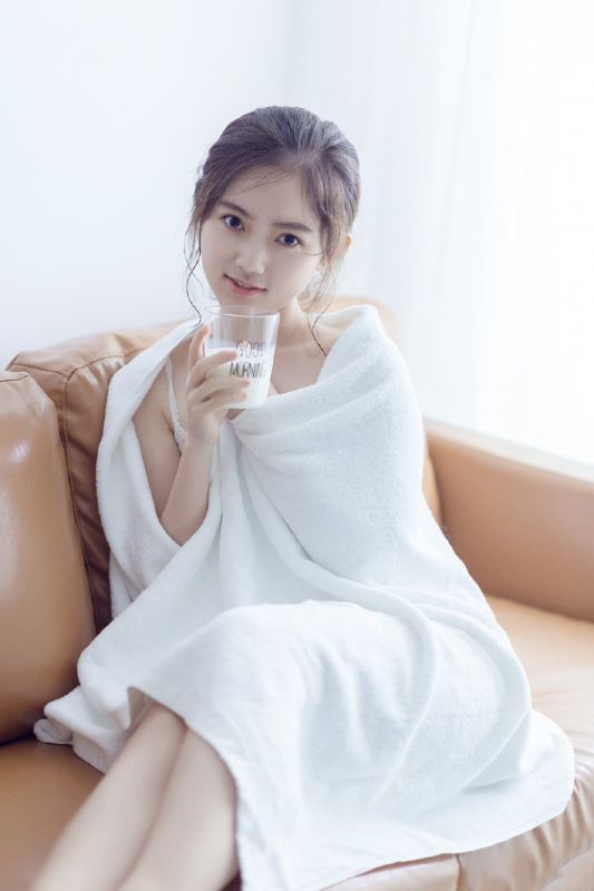 清秀养眼美少女纯白浴袍裸露出白嫩酥胸性感诱惑写真