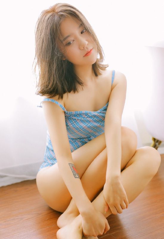 短发妖艳美女吊带酥胸性感内衣火辣写真