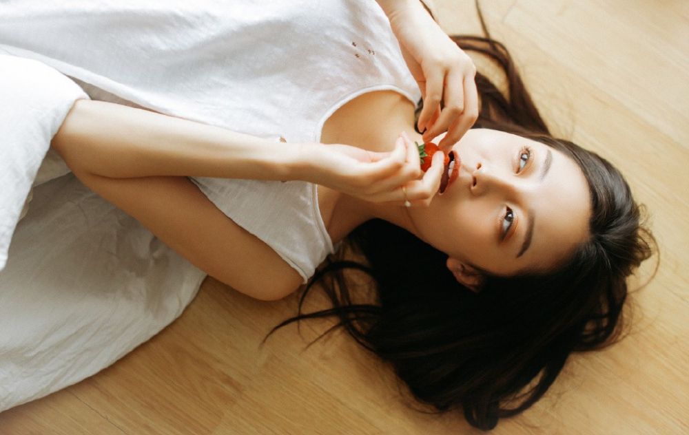 清纯美少女慵懒妩媚床上美腿性感销魂写真