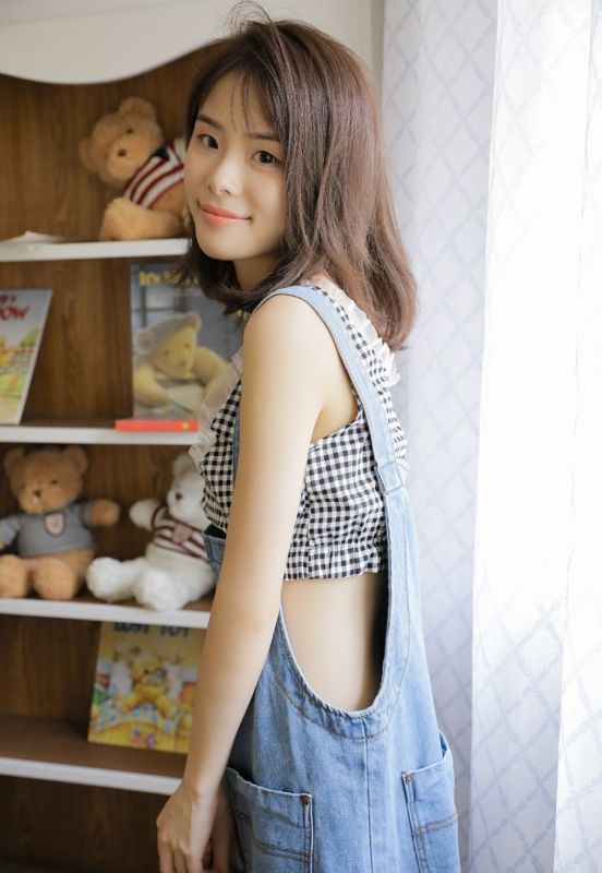 性感背带裤美女蕾丝情趣内衣酥胸诱惑大胆人体写真