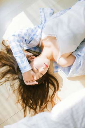 居家少女白色吊带香肩露乳性感妩媚生活写真