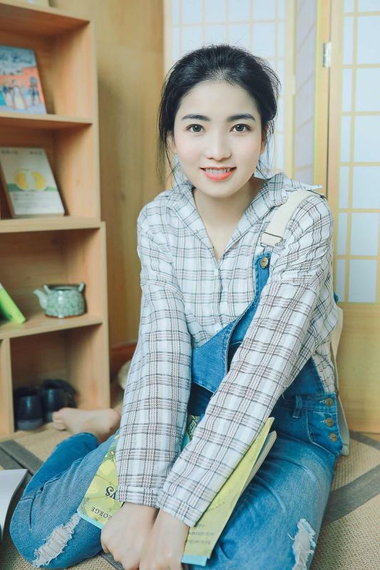 牛仔背带裤青春少女格子衬衫居家长腿性感写真