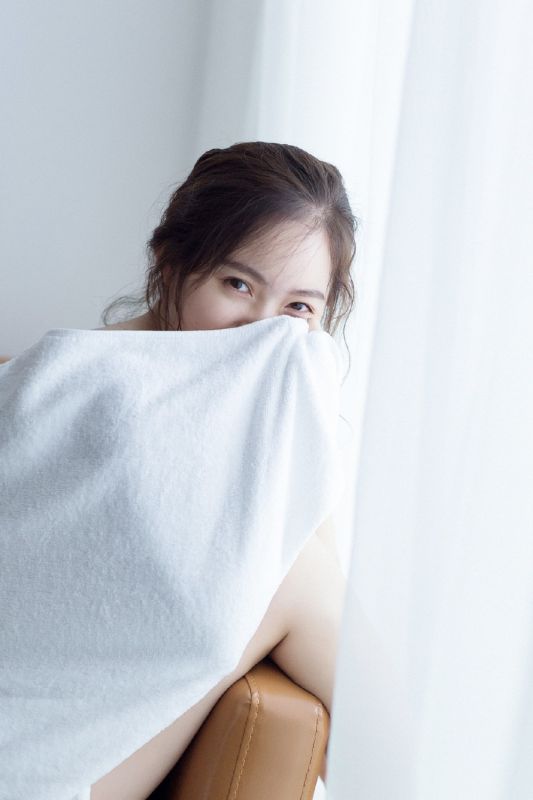 清秀养眼美少女纯白浴袍裸露出白嫩酥胸性感诱惑写真