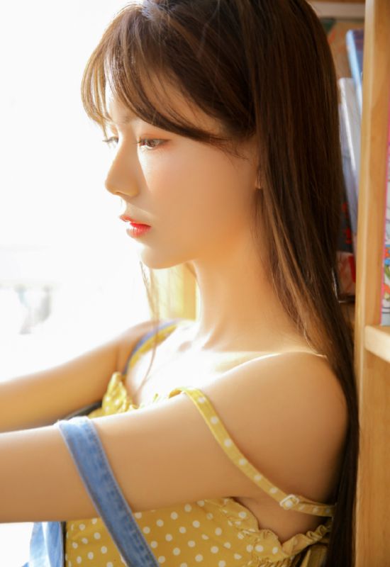 美女御姐私房背带裤长发清新长腿写真