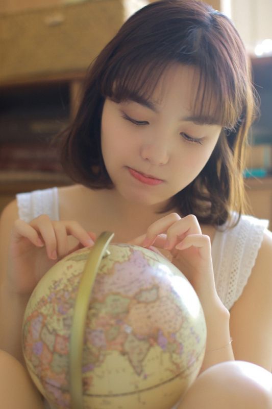 玻璃窗前美色清纯妹妹水嫩脸蛋甜美惹人疼爱居家写真