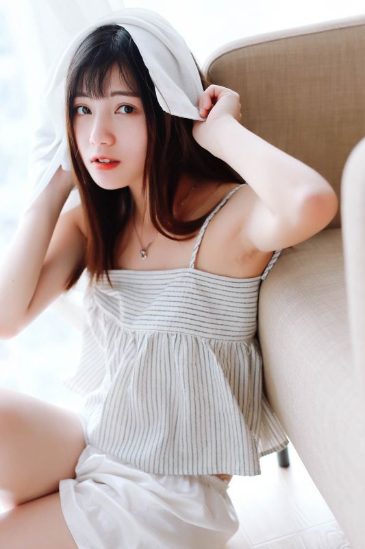 性感大眼美女清晨赖床睡衣露大白腿姿势迷人生活写真