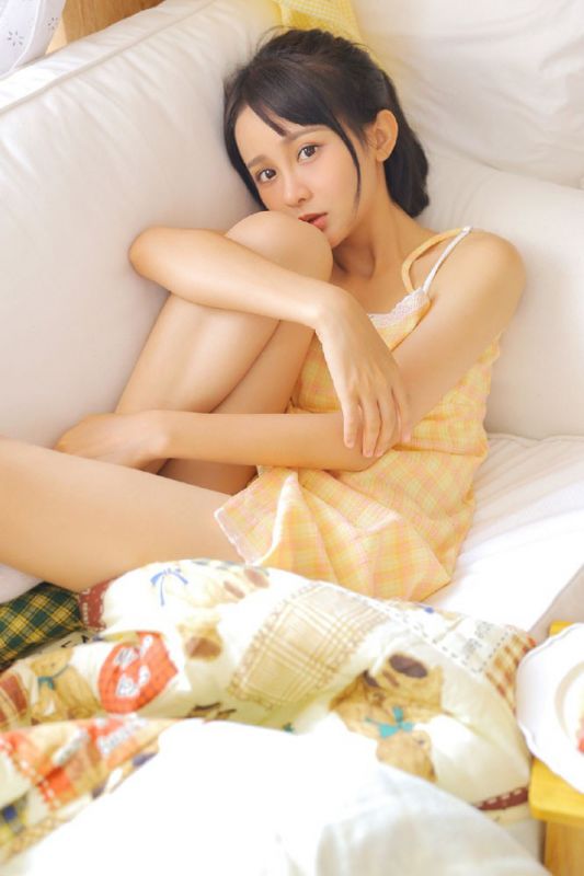 幼嫩小处女妹妹居家黄色连衣裙清纯可人写真