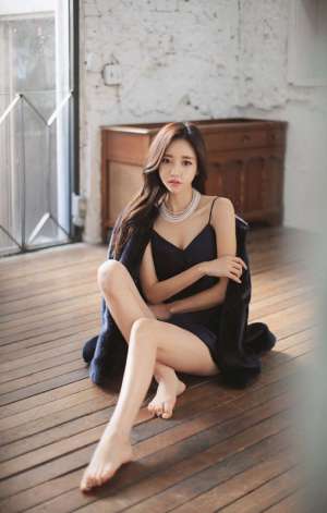 韩国妖娆美女黑丝吊带盘腿而坐性感娇姿人体艺术写真