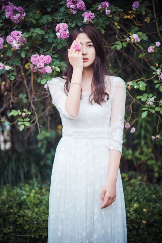 长发少女白裙清新唯美户外个人写真艺术图片