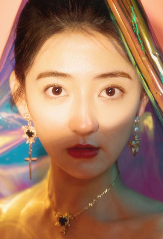 梁洁半透露背长裙香艳妖娆骨感惹火写真图片