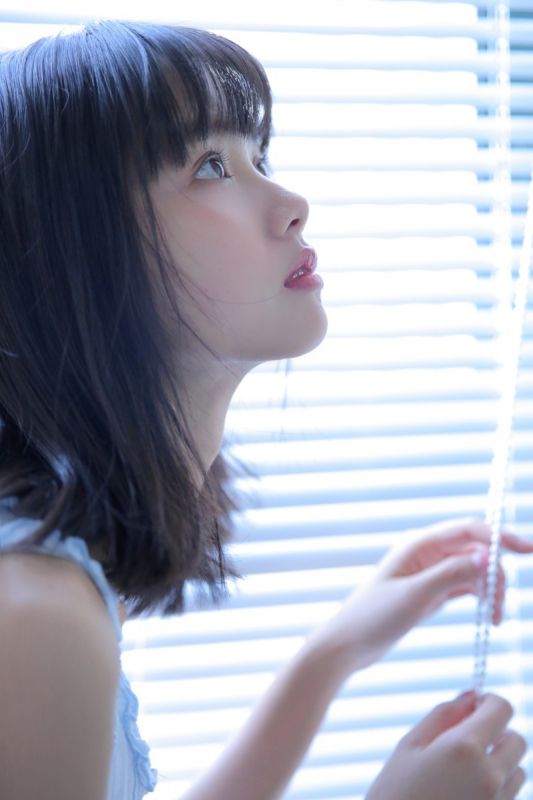 童颜少女浴室唯美养眼氧气稚嫩玉足美腿图片
